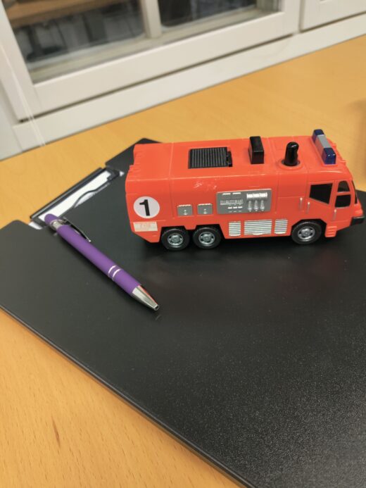 pöydällä on lelupaloauto ja palotarkastuskansio
