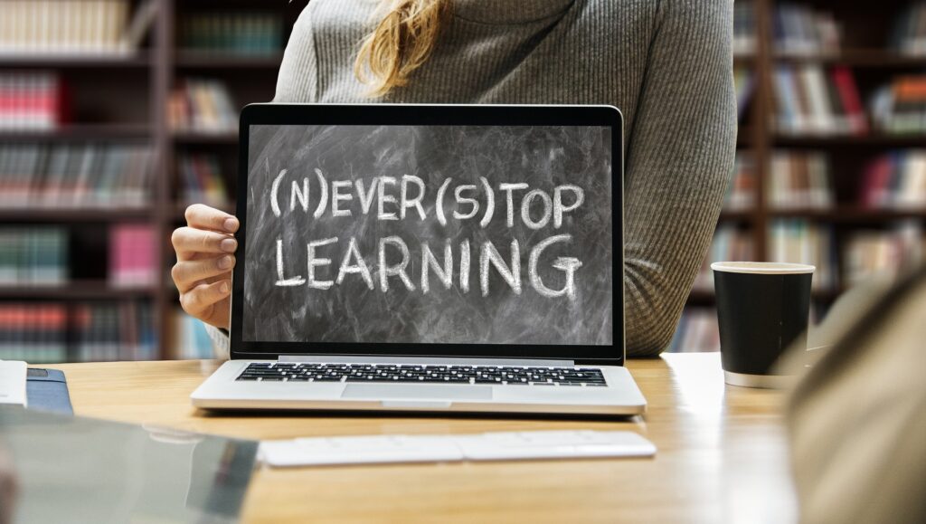 Taulu tekstillä: "Never stop learning"
